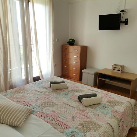 Apartments And Rooms With Parking Space Zavala, Hvar - 128 Jelsa  Habitación foto